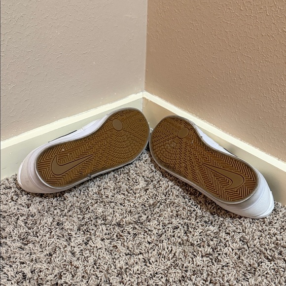 Nike Men's White and Black Sneakers - Picture 4 of 6